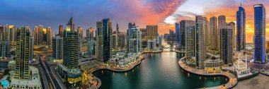 Gün batımında Dubai Marina