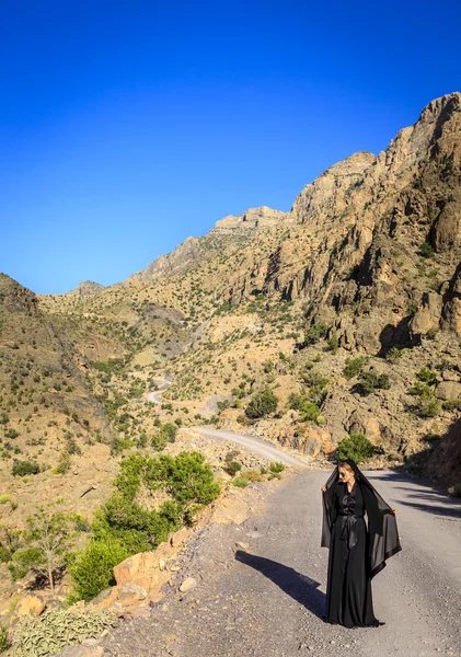 Mulher solitária em uma estrada de montanha — Fotografia de Stock