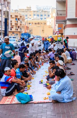 Erkekler Dubai'de iftar yemeği için toplanmış bulunuyoruz