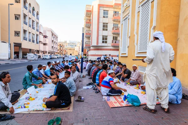 Mannen worden verzameld voor iftar diner in Dubai — Stockfoto