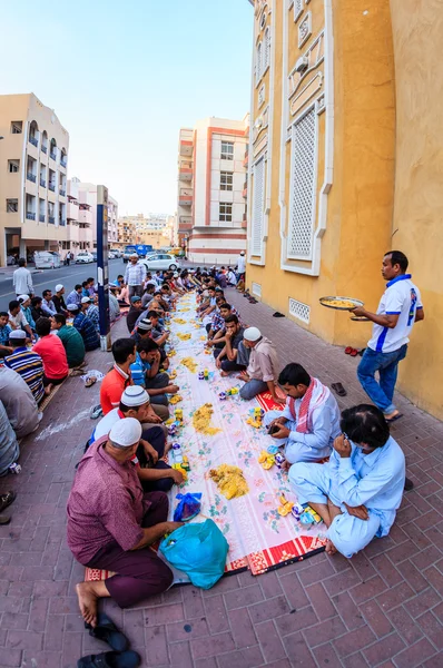 Männer versammeln sich zum Iftar-Dinner in Dubai — Stockfoto