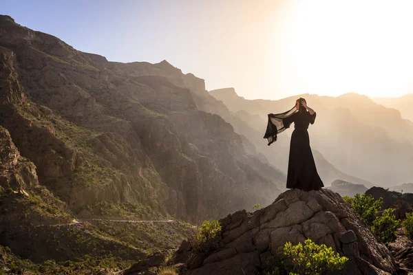 Omani woman in the mountains — Stock Photo, Image