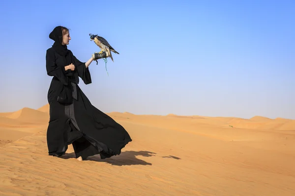 Mujer con halcón peregrino — Foto de Stock