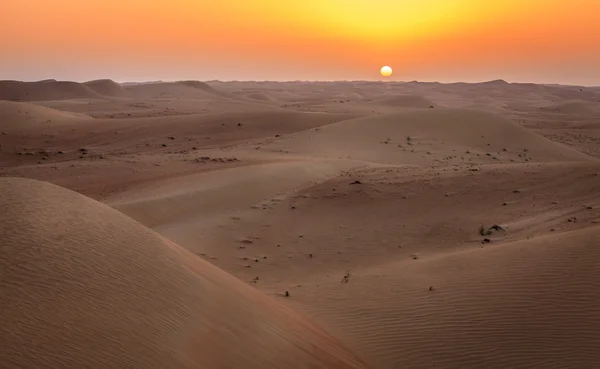 Sol nascendo sobre dunas do Deserto — Fotografia de Stock