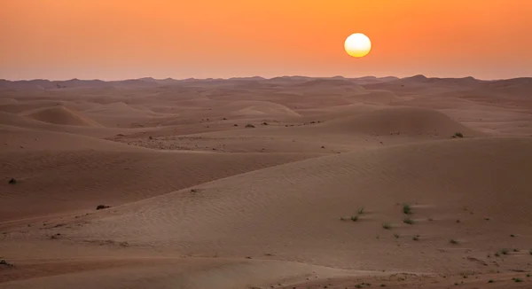 Sol nascendo sobre dunas do Deserto — Fotografia de Stock