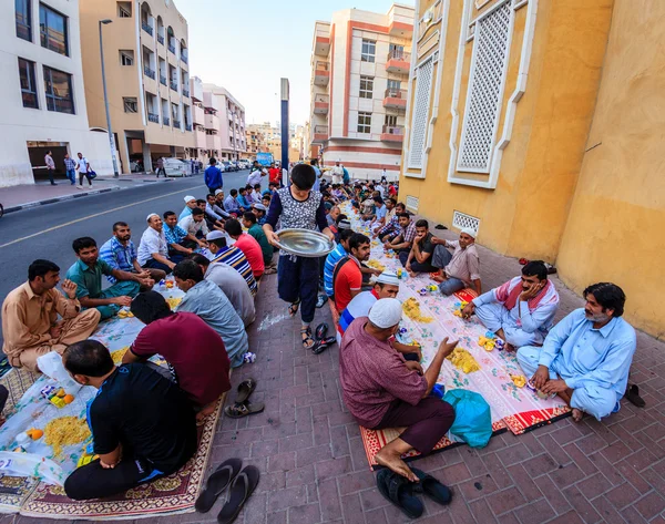 Iftar middag nära en moské i Dubai — Stockfoto