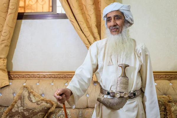 Old Omani man in traditional outfit — Stock Photo, Image