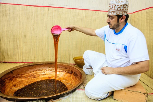 Man making of traditional Omani halwa — Stock Photo, Image