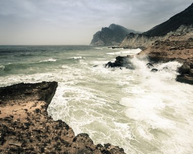 Al Mughsayl beach yakınındaki kayalıklarla