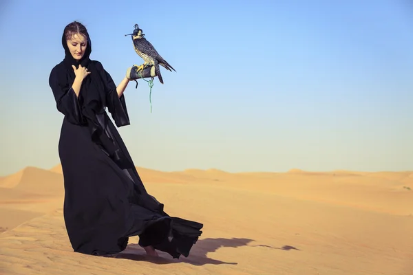 Mulher com Peregrine Falcon — Fotografia de Stock