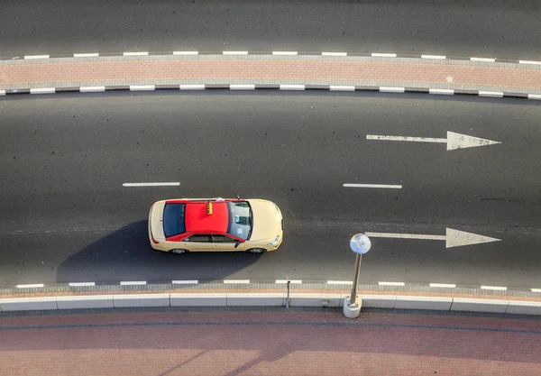 Táxi dirigindo na rua — Fotografia de Stock