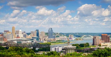 Cincinnati şehir merkezinin manzarası ve Ohio Nehri üzerindeki köprüler