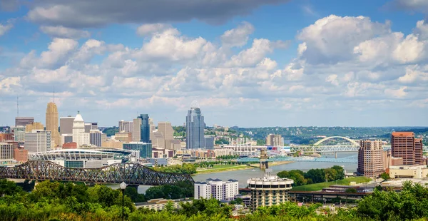 Scenic Uitzicht Het Centrum Van Cincinnati Skyline Bruggen Ohio River — Stockfoto