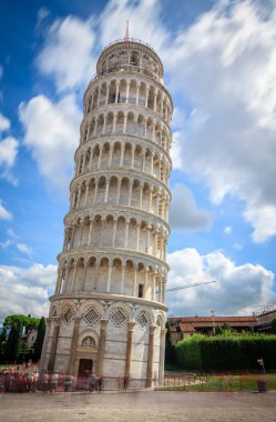 Pisa 'nın ünlü eğik kulesinin gündüz görüntüsü (Campanile))