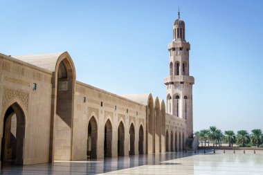 Muscat, Umman 'daki Sultan Qaboos Büyük Camii' ndeki minarelerden ve galeriden.