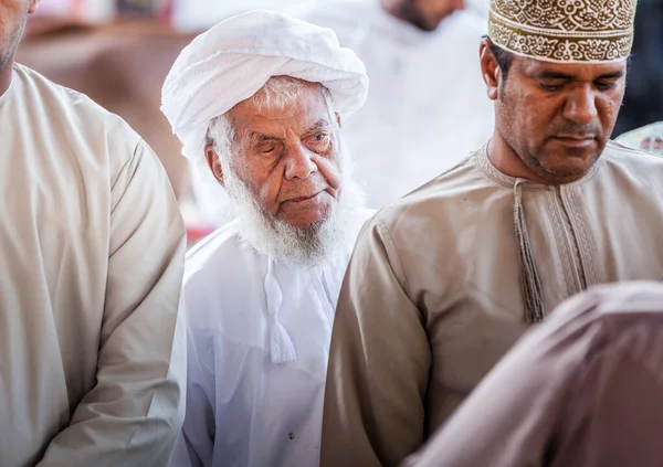 Nizwa Omán Prosince 2016 Místní Muži Nakupují Pátečním Trhu Kozami — Stock fotografie