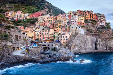 Günbatımından sonra Manarola köyünün yanındaki Cinque Terre Ulusal Parkı sahil şeridi manzarası