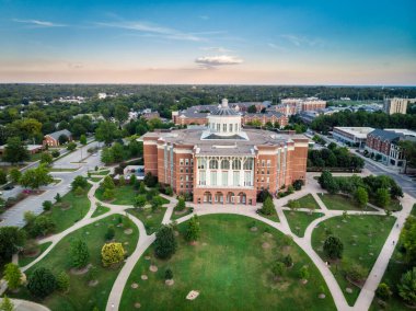 Lexington, Kentucky, 9 Ağustos 2020: Kentucky, Lexington Üniversitesi 'ndeki William T. Young Kütüphanesi' nin havadan görünüşü