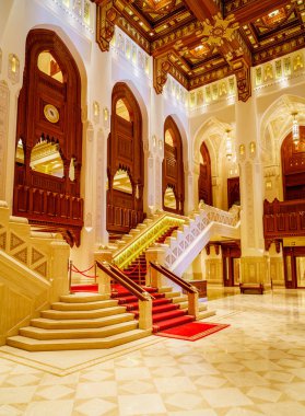Muscat, Umman, 3 Aralık 2016: Muscat, Umman 'daki Kraliyet Opera Evi' nin iç manzarası. Giriş Salonu