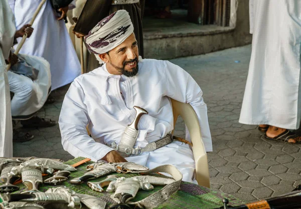 Nizwa Oman December 2016 Een Verkoper Verkoopt Khanjars Traditionele Omani — Stockfoto
