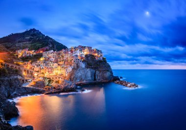 Günbatımından sonra Manarola köyünün yanındaki Cinque Terre Ulusal Parkı sahil şeridi manzarası