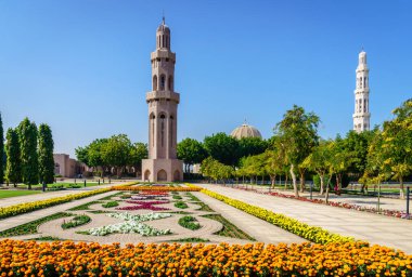 Umman, Muscat 'taki Sultan Qaboos Büyük Camii' ndeki bahçe.