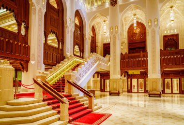 Muscat, Umman, 3 Aralık 2016: Muscat, Umman 'daki Kraliyet Opera Evi' nin iç manzarası. Giriş Salonu