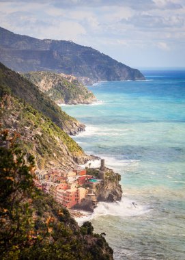 Cinque Terre Ulusal Parkı ve Vernazza Köyü 'nün kıyı şeridi manzarası