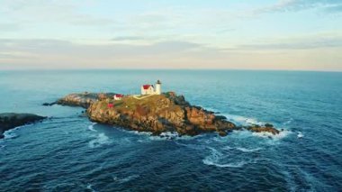 York 'taki Nubble deniz fenerinin hava manzarası, gün batımında ME
