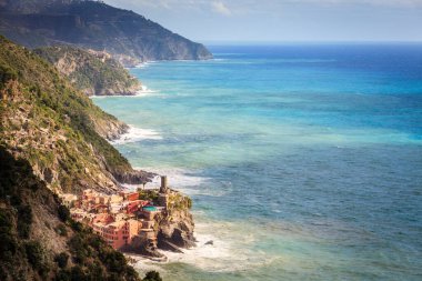 Cinque Terre Ulusal Parkı ve Vernazza Köyü 'nün kıyı şeridinin manzarası