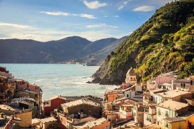 Cinque Terre Ulusal Parkı 'ndaki Vernazza köyü manzarası, İtalya