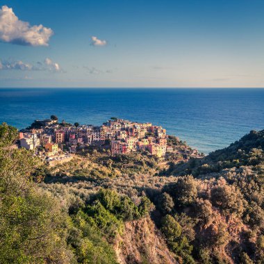 İtalya 'daki Cinque Terre Ulusal Parkı' ndaki Corniglia köyünün manzarası