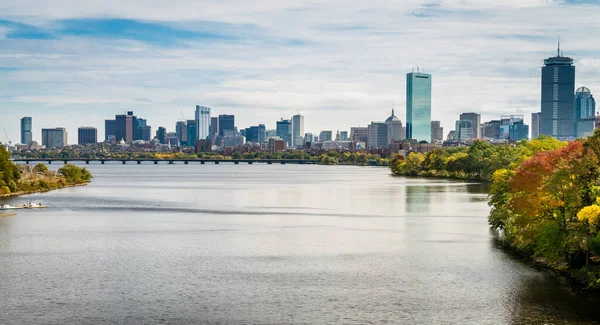 Charles Nehri Üzerindeki Bir Köprüden Boston Ufuk Çizgisi Manzarası — Stok fotoğraf