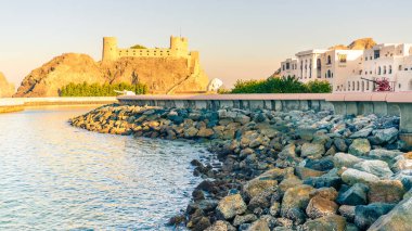 Al Alam Kraliyet Sarayı ve Muscat, Umman 'daki Al Jalali Kalesi manzarası