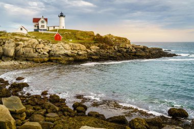 York, ME 'deki Nubble deniz fenerinin manzarası