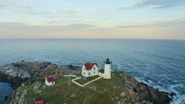 York 'taki Nubble deniz fenerinin hava manzarası, gün batımında ME