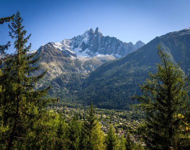 Fransız Alplerinde Aiguille du Dru (Dru) ve Chamonix Vadisi manzarası