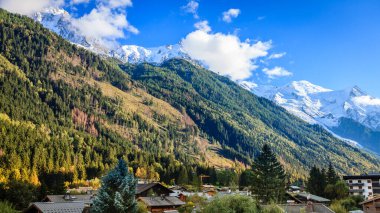 Fransa 'nın Chamonix kentinden Mont Blanc ve Alplerin manzarası