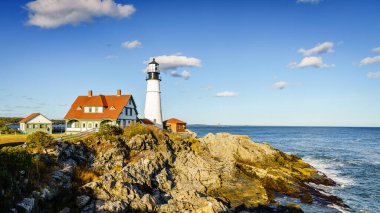 Cape Elizabeth, Maine 'deki tarihi Portland Baş Işığı' nın manzarası