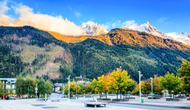 Mont Blank manzarası ve Fransa 'nın Chamonix kentindeki bir kasaba meydanından çevre tepeler