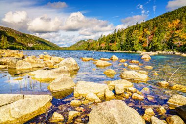 Jordan Pond 'un Maine' deki Acadia Ulusal Parkı 'ndaki manzarası
