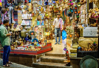 Muscat, Umman, 3 Aralık 2016: Mutrah Souk 'taki dükkanlardan biri - Muscat Umman' daki en büyük market.