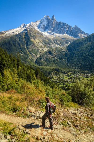 若い女性がフランスのシャモニーのスキーリゾートタウンの近くの山の中でハイキングしています — ストック写真