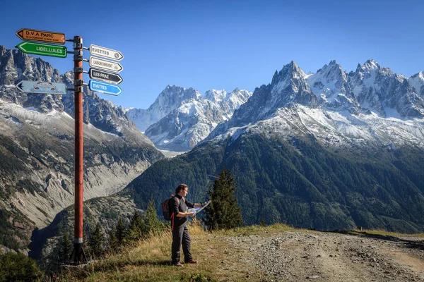 Una Joven Está Revisando Mapa Senderos Las Montañas Cerca Una — Foto de Stock