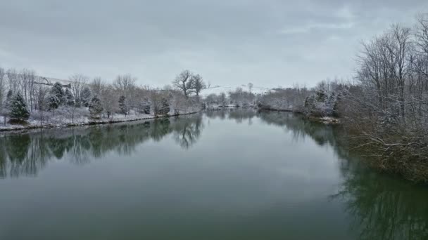 Nieve Fresca Las Orillas Pequeño Lago Kentucky Central — Vídeo de stock