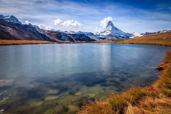 Διάσημη Αλπική Κορυφή Matterhorn Αντανακλάται Μια Λίμνη Στις Ελβετικές Άλπεις — Φωτογραφία Αρχείου