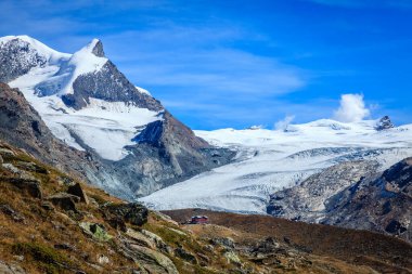 İsviçre 'nin Zermatt tatil beldesi yakınlarındaki Alplerdeki bir buzulun manzarası