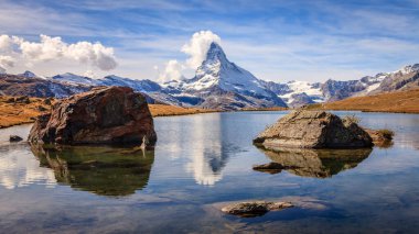 Meşhur alp zirvesi Matterhorn İsviçre Alplerinde bir gölete yansıdı.
