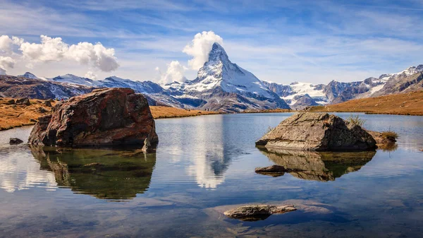 Famoso Pico Alpino Matterhorn Refletido Uma Lagoa Nos Alpes Suíços — Fotografia de Stock
