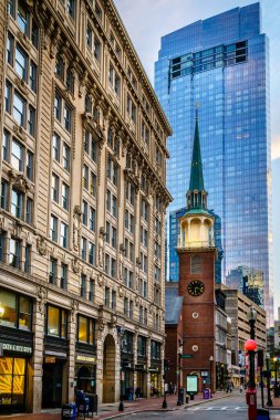 Boston, MA, 28 Eylül 2020: Milenyum Kulesi 'nin arka planında Eski Güney Toplantı Evi